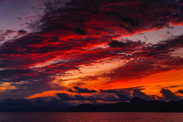 Belo pôr do sol roxo na costa do mar