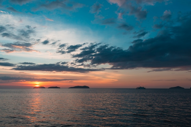 Belo pôr do sol roxo no mar com pequenas ilhas