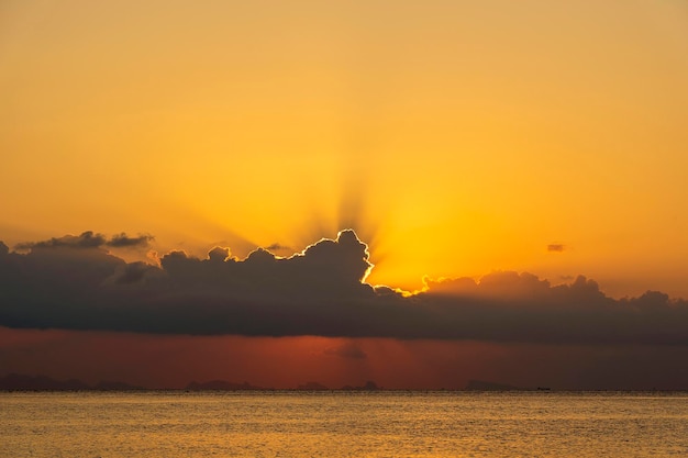 Belo pôr do sol sobre a água do mar calma. Conceito de férias de verão. Ilha de Koh Phangan, Tailândia