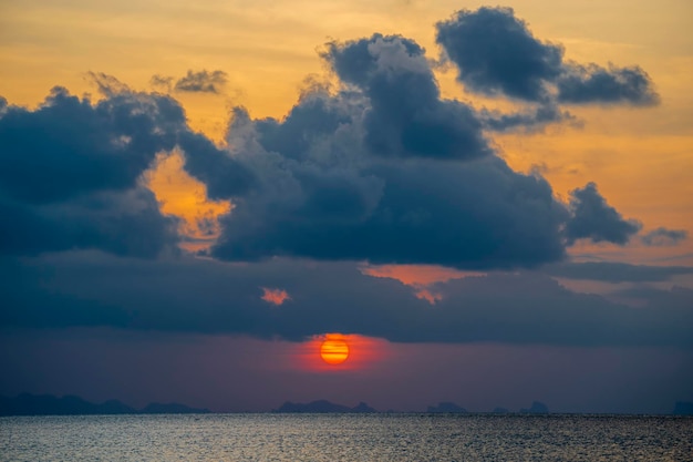 Belo pôr do sol sobre a água do mar na ilha de Koh Phangan Tailândia Conceito de viagem e natureza