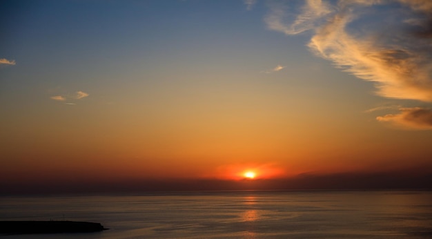 Belo pôr do sol sobre a água do mar