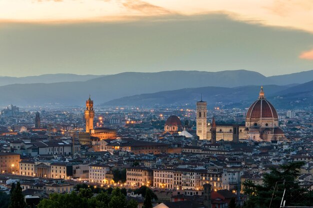 Belo pôr do sol sobre a Catedral de Santa Maria del Fiore Duomo Florença Itália