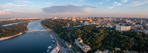 Belo pôr do sol sobre a cidade de kyiv visto de cima