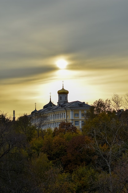 Belo pôr do sol sobre a Igreja Ortodoxa