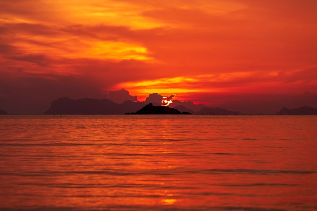 Belo pôr do sol sobre a onda de água do mar. conceito de férias de verão. , tailândia,