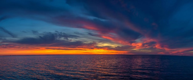 Belo pôr do sol sobre a superfície da água em uma noite de verão