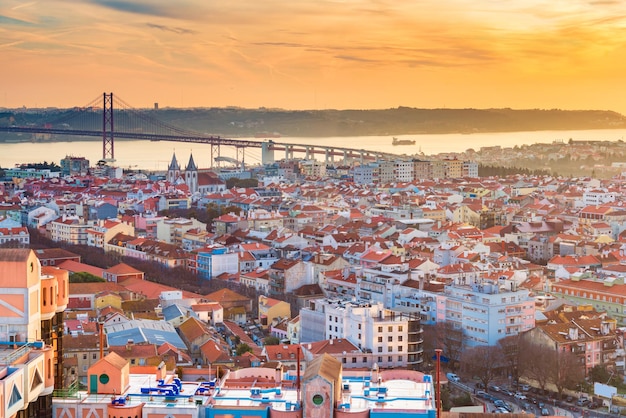 Belo pôr do sol sobre Lisboa, Portugal. Vista da cidade à noite, panorama aéreo