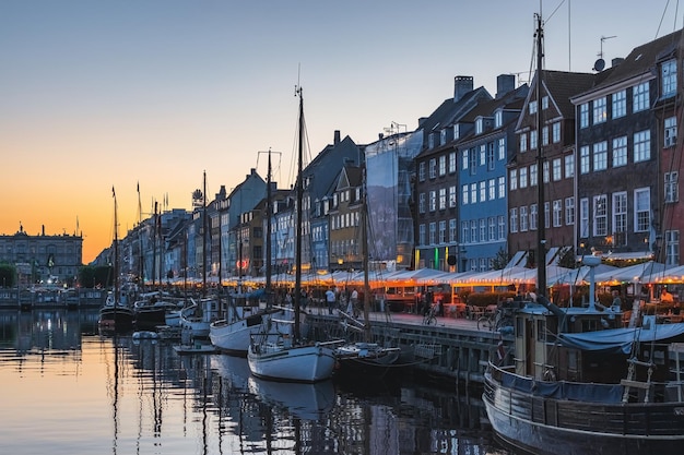 belo pôr do sol sobre nyhavn em copenhague dinamarca