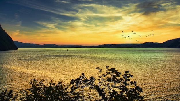 Belo pôr do sol sobre o lago Lucerna, na Suíça