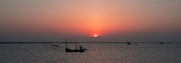 Belo pôr do sol sobre o mar com navio