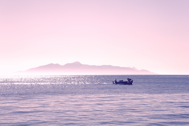 Belo pôr do sol sobre o mar de Santorini