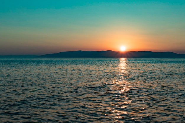 Belo pôr do sol sobre o mar na costa do Mediterrâneo.