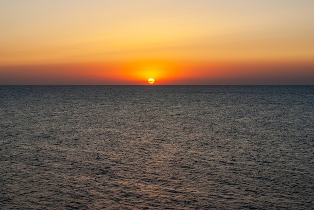 Belo pôr do sol sobre o mar Negro