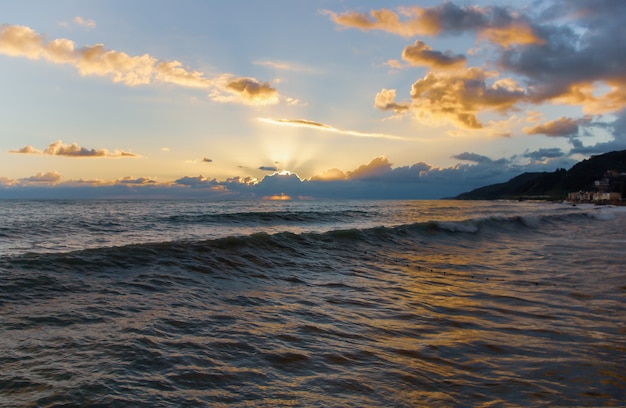 Belo pôr do sol sobre o mar Negro