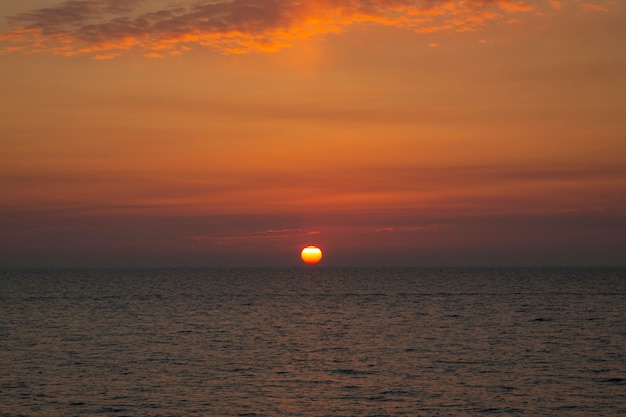 Belo pôr do sol sobre o mar, o pôr do sol sobre o oceano, o sol se afunda na água