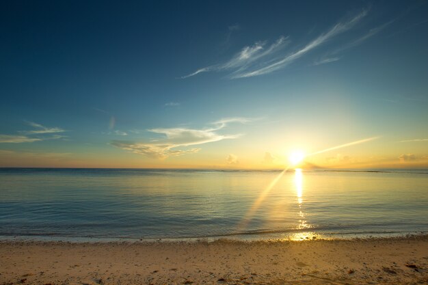 Belo pôr do sol sobre o mar