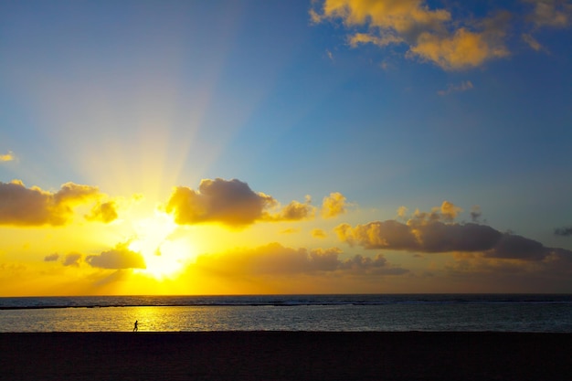 Belo pôr do sol sobre o oceano atlântico gran canaria