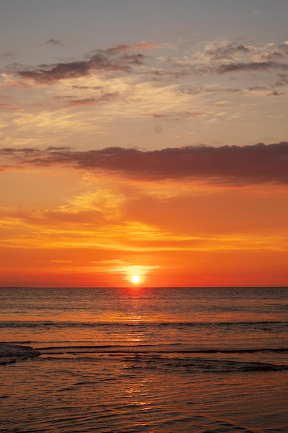 Belo pôr do sol sobre o oceano Seascape e conceito cloudscape