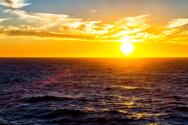 Foto belo pôr do sol sobre o oceano