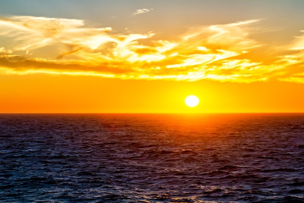 Belo pôr do sol sobre o oceano