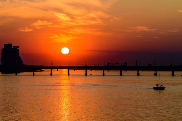 Belo pôr do sol sobre o rio Dnieper Dnipro Ucrânia