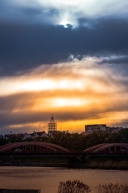 Belo pôr do sol sobre o rio odra em wroclaw, na polónia