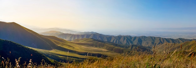 Belo pôr do sol sobre os picos das montanhas