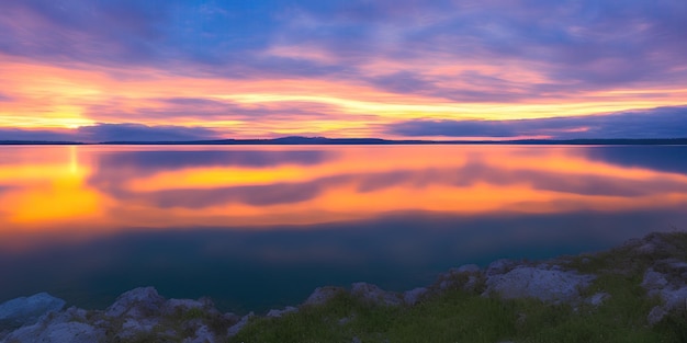 Belo pôr do sol sobre um grande lago