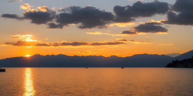 Belo pôr do sol sobre um grande lago