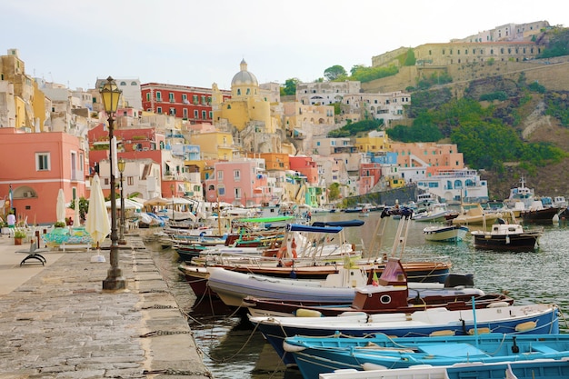 Belo porto colorido da ilha Procida, Nápoles, Itália