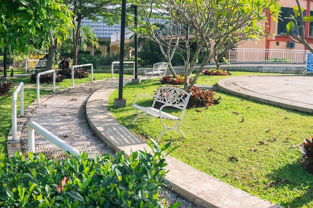 Belo projeto paisagístico do parque da cidade, um local agradável para caminhadas e recreação dos cidadãos bancos de madeira para sentar na calçada do parque