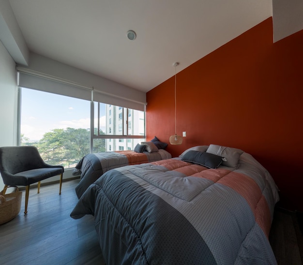 Belo quarto principal em nova casa de luxo com vista para o banheiro principal da suíte