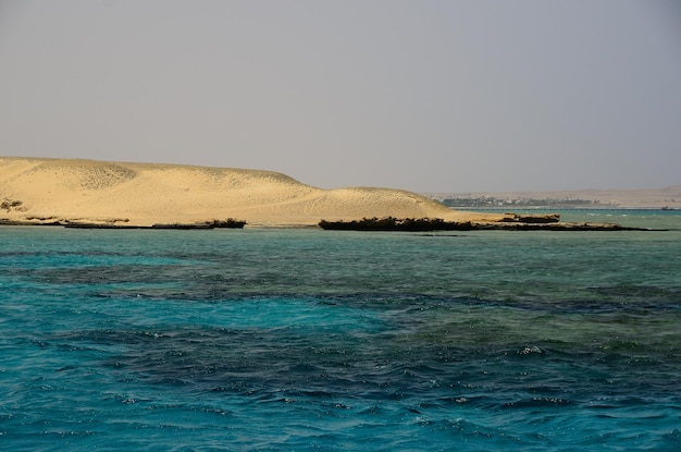 Belo recife e dunas de areia