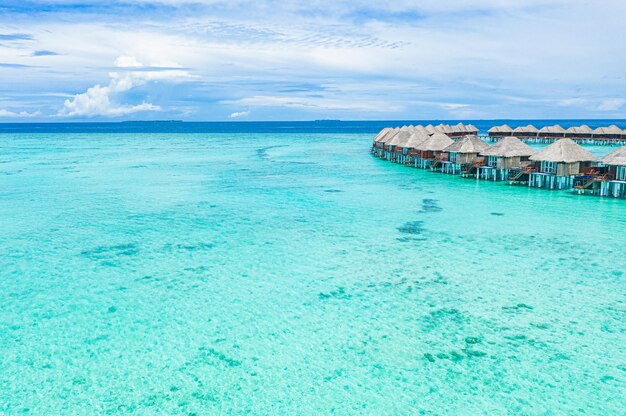 Belo resort aéreo de drone ilhas Maldivas. Destino de viagem exótico, palmeiras da lagoa oceânica