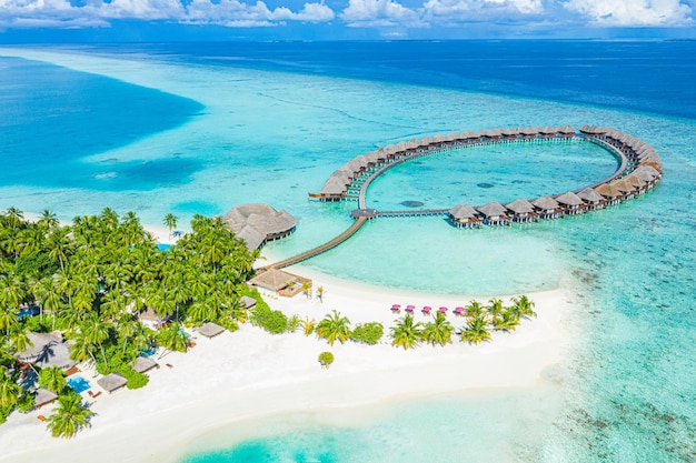 Belo resort aéreo de drone ilhas Maldivas. Destino de viagem exótico, palmeiras da lagoa oceânica