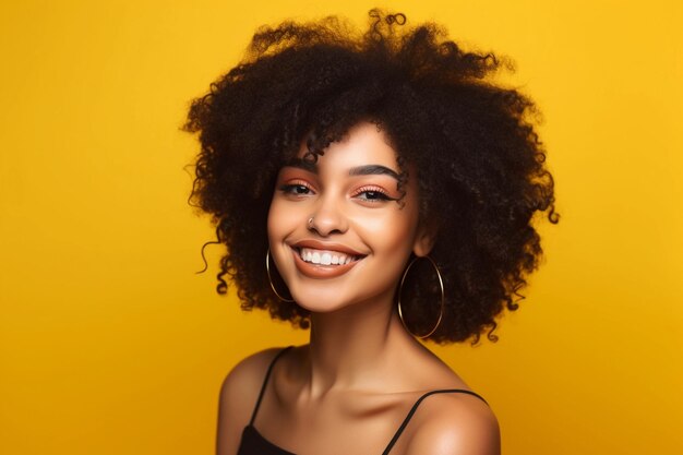 Belo retrato afro-americano de uma mulher sorridente em um fundo amarelo