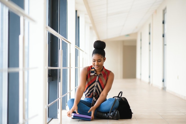 Belo retrato de estudante universitário afro-americano feminino