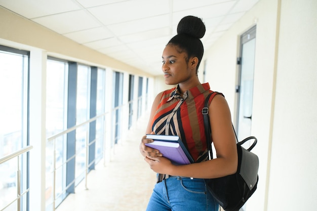 Belo retrato de estudante universitário afro-americano feminino