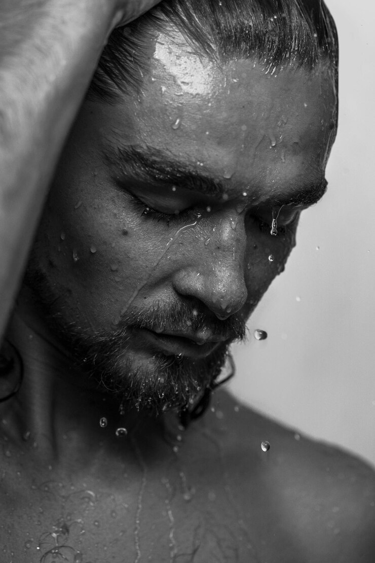 Foto belo retrato de estúdio masculino com água