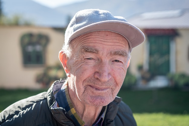 Belo retrato de homem sênior ao ar livre no parque