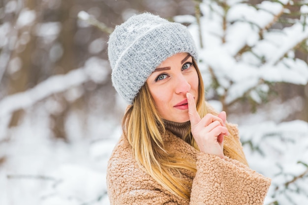 Belo retrato de inverno de jovem no cenário de inverno nevado.