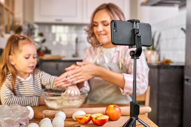 Belo retrato de mãe e filha passando um tempo juntas