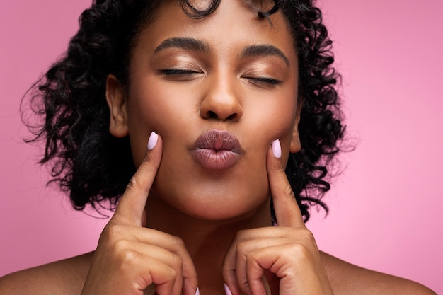 Belo retrato de mulher em rosa