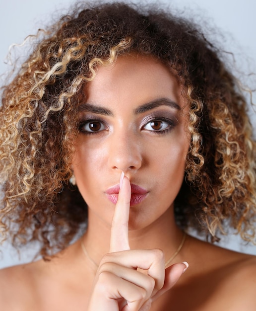 Foto belo retrato de mulher negra ela a abre