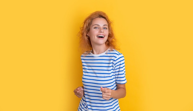 Belo retrato de mulher ruiva isolado em fundo amarelo retrato de jovem ruiva