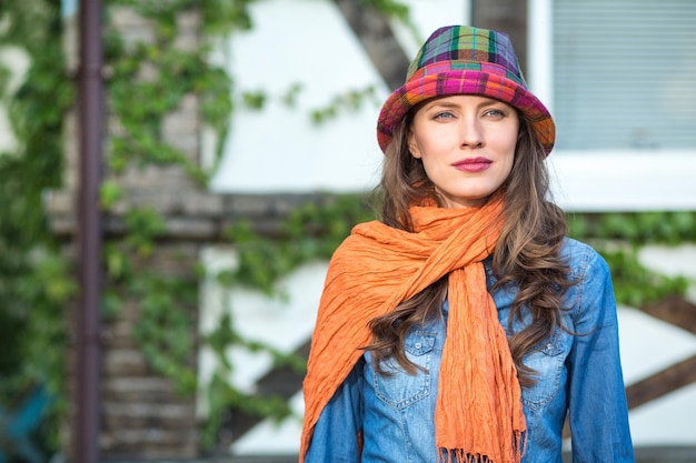 Belo retrato de primavera ou outono mulher ao ar livre