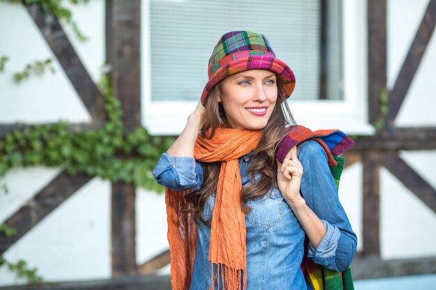 Belo retrato de primavera ou outono mulher ao ar livre