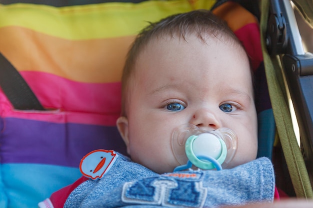 Foto belo retrato de um menino que se encontra em um carrinho