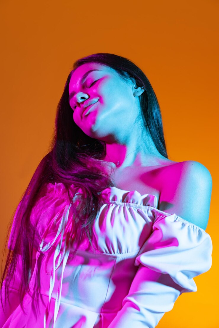 Foto belo retrato de uma jovem atraente dançando apaixonadamente isolada sobre fundo laranja em