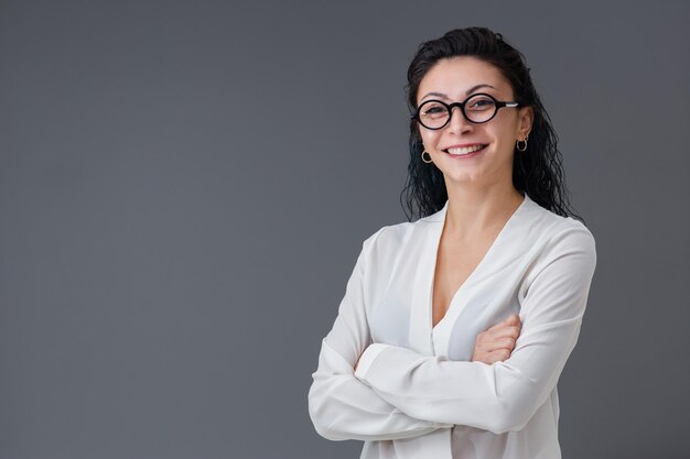 Belo retrato de uma jovem turca sorridente Ela usa um óculos elegante, ela está confiante de humor Inclui espaço para cópia